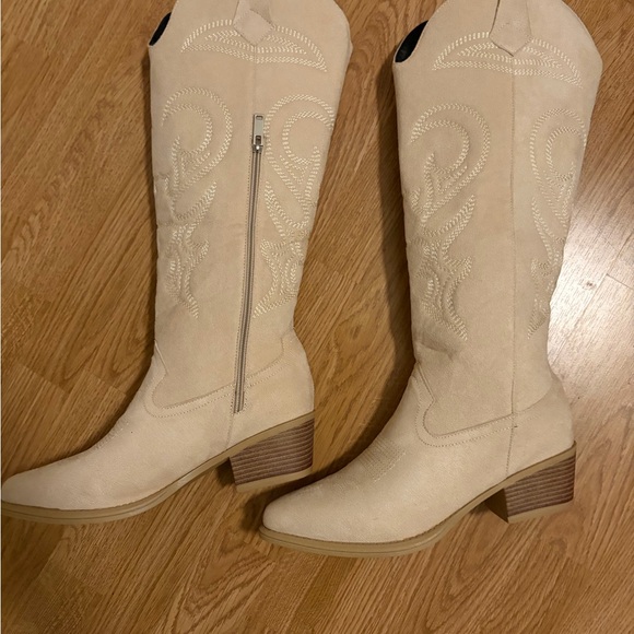 New Bootique Cream Heeled Western Boots - Picture 2 of 11